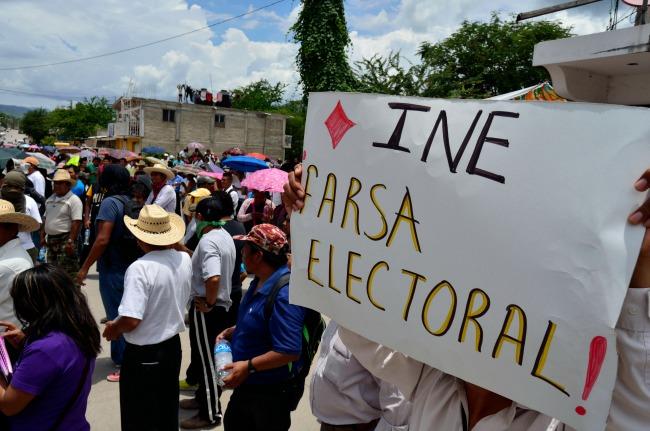 Al menos nueve heridos en enfrentamiento entre policías y manifestantes en Tlapa, Guerrero