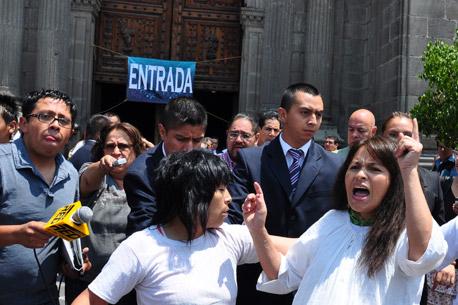 Ebrard condena protesta en la Catedral; liberan a detenidos
