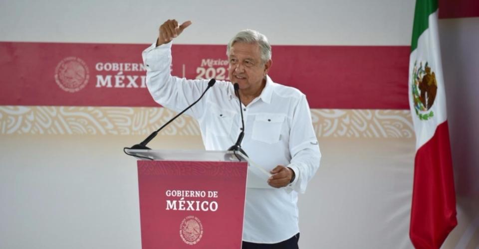 AMLO advierte que habrá ‘manicure con hachuela’ para gobernantes que roben