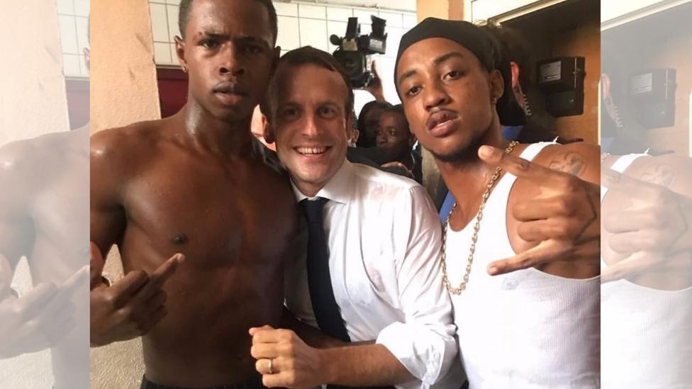 Francia: la improvisada foto de Emmanuel Macron con dos jóvenes en la isla de San Martín que causa polémica