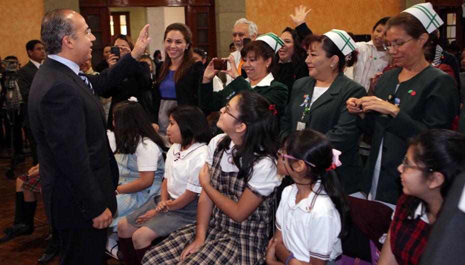 Calderón anuncia la universalización de la vacuna contra el Papiloma Humano