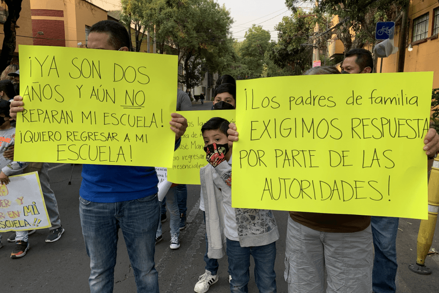Menores y padres de familia exigen a autoridades que reparen su escuela: “Ya no quiero tomar clases en línea”