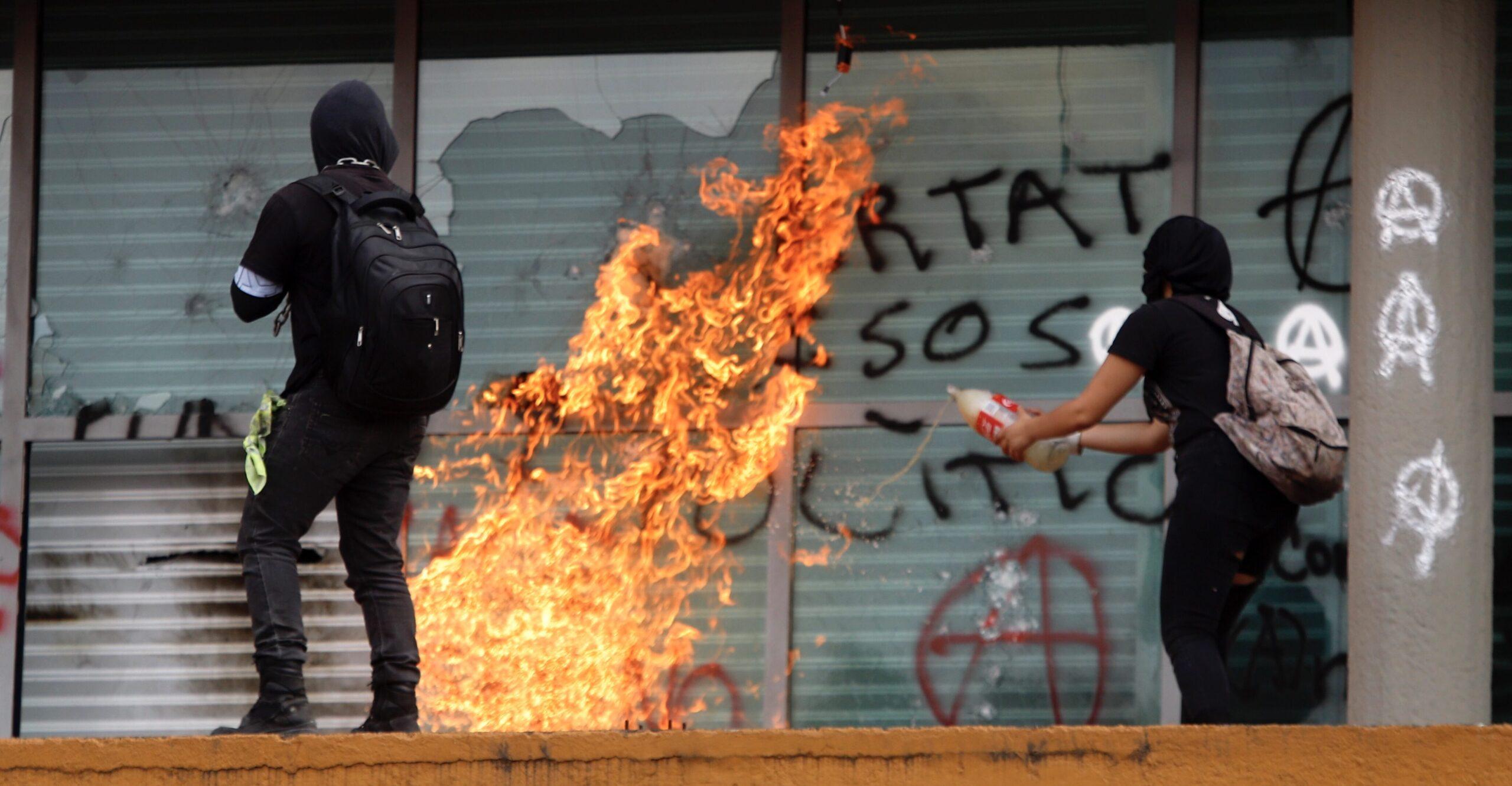 Tras protesta contra la violencia, encapuchados hacen destrozos en CU; UNAM acusa provocación