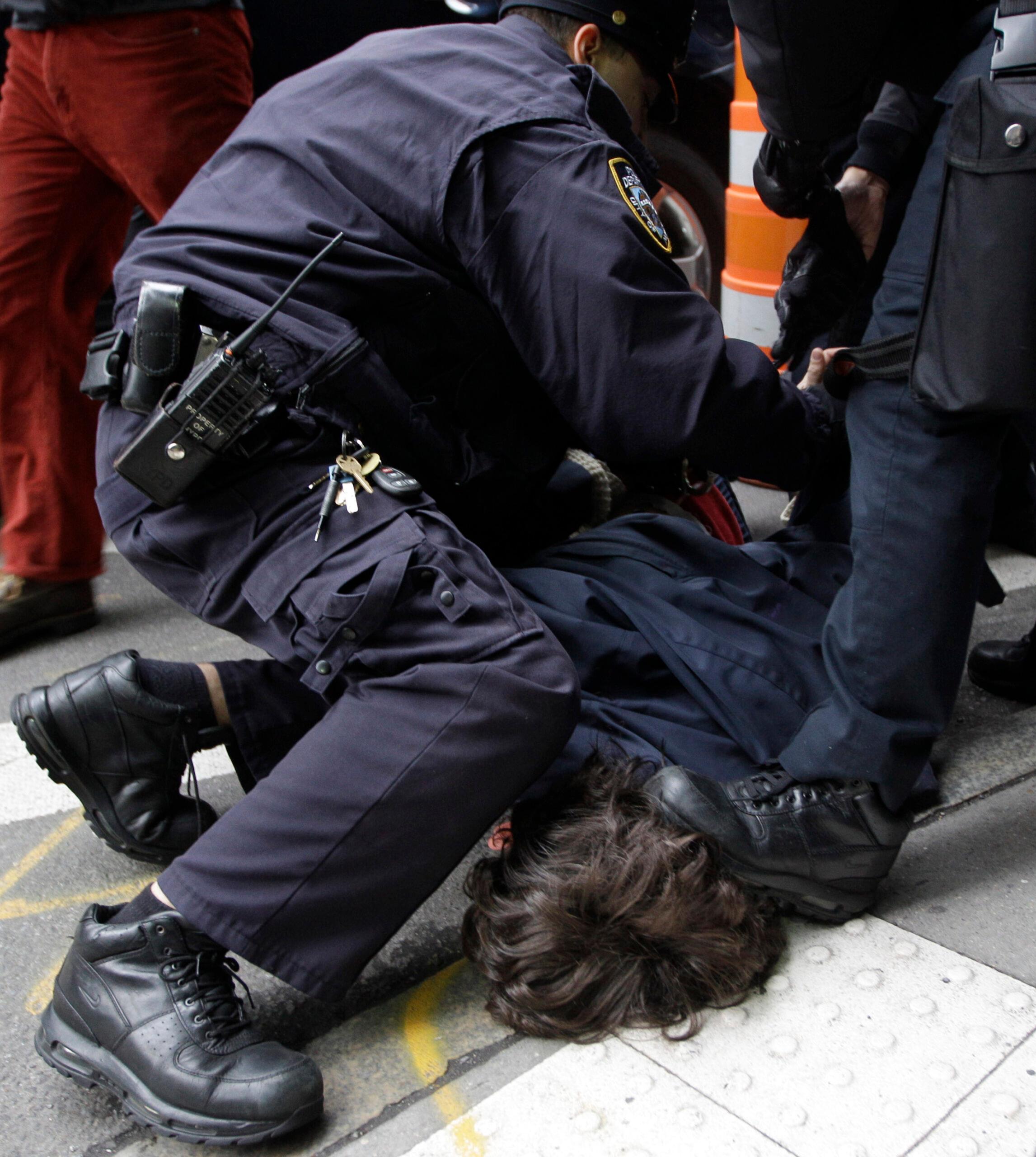 Decenas de detenidos de Occupy Wall Street tras cierre de calles