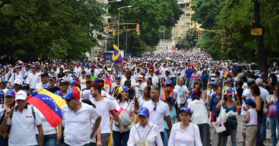 Opositores marchan en silencio en Venezuela; recuerdan a fallecidos en protestas y piden paz