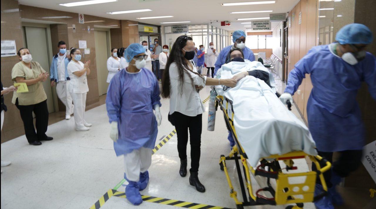 Tras 50 días intubado por COVID, Javier fue dado de alta del Hospital La Raza