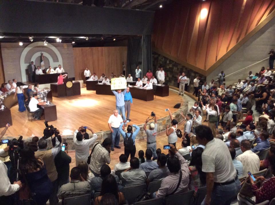 Ciudadanos impiden sesión en Congreso de SLP; exigen renuncia de implicados en red de corrupción