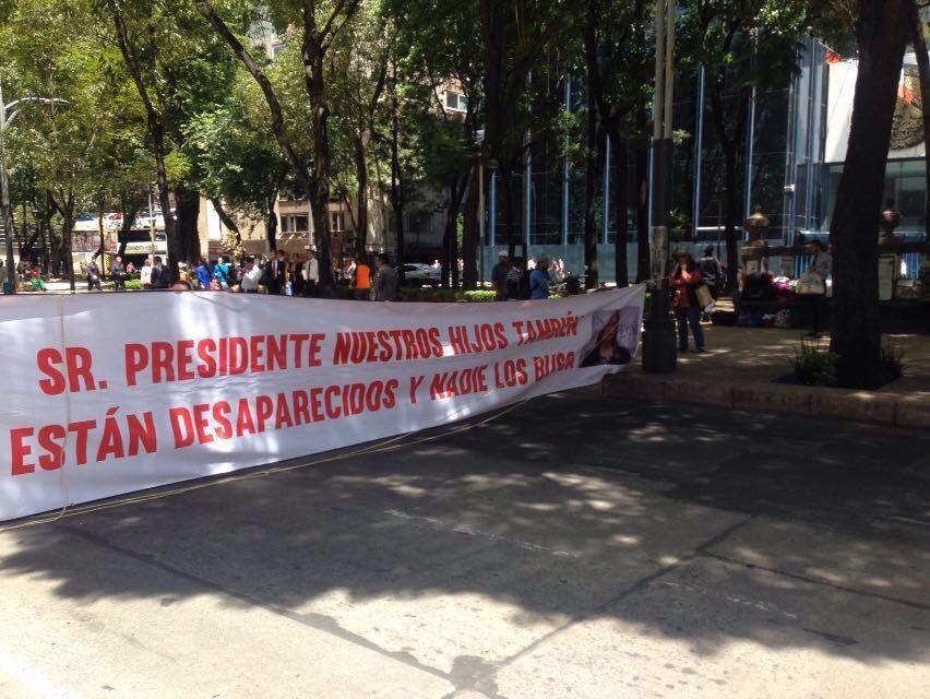 Familiares de personas desaparecidas bloquean carriles centrales de Avenida Reforma, en CDMX