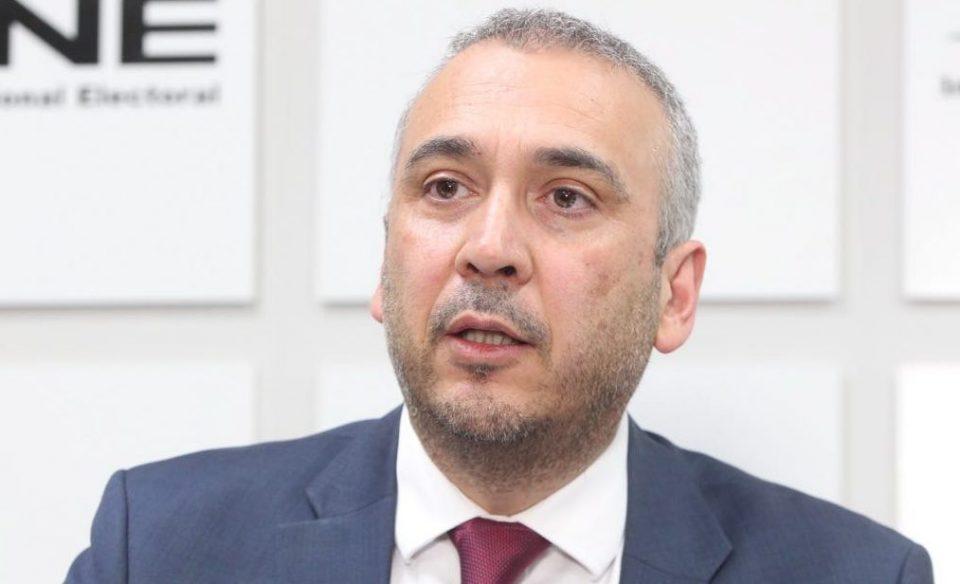 Juez otorga amparo a Benito Nacif, consejero del INE, para que no se le baje el sueldo