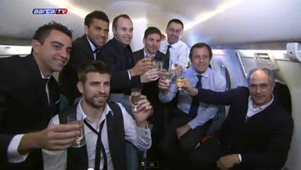 Blaugranas festejan con Messi en el avión