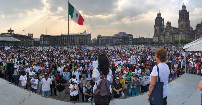 Maestros y alumnos de la UAM protestan en el Zócalo; exigen al Sindicato el fin de la huelga