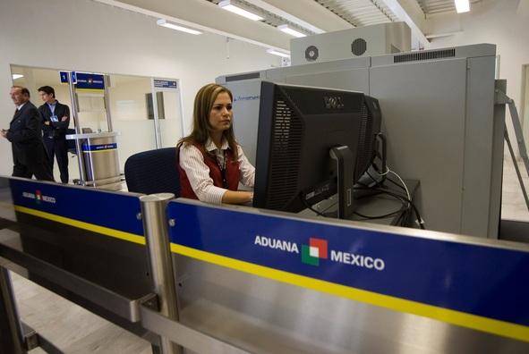 ¿Viajas al extranjero? El SAT te vigila “por seguridad nacional”