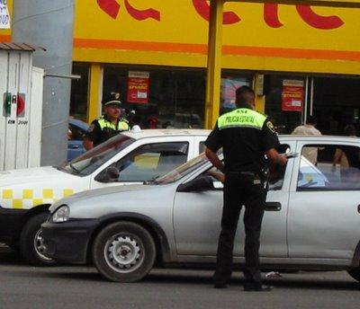 Estadounidense graba <i>mordida</i> de policía mexicano