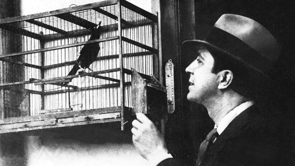 El científico argentino que cuestiona la teoría oficial sobre el accidente aéreo que acabó con la vida de Carlos Gardel, el cantante de tango más famoso