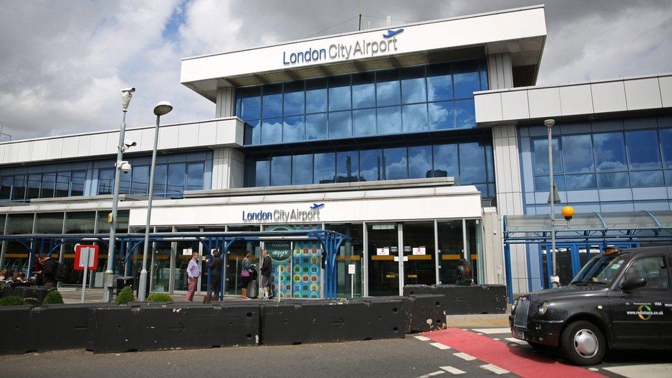 Uno de los aeropuertos de Londres permanece cerrado por una bomba de la Segunda Guerra Mundial que la policía halló cerca del río Támesis