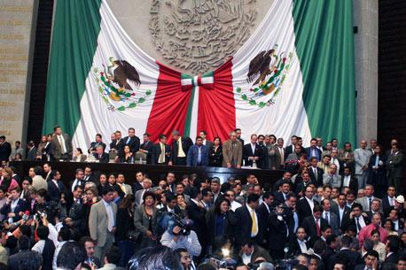 Avanza propuesta para <i>meter en cintura</i> a diputados