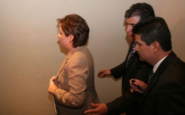 “¡Asesinos de migrantes!”, le gritan a Patricia Espinosa