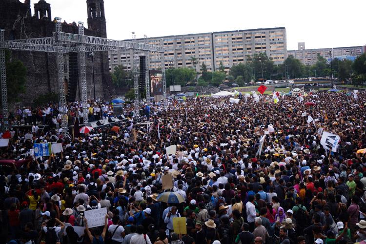 AMLO se reúne con jóvenes en la Plaza de las Tres Culturas