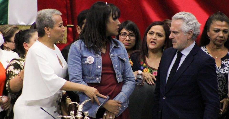 Quadri malgeneriza a diputada trans; legisladoras toman tribuna en protesta