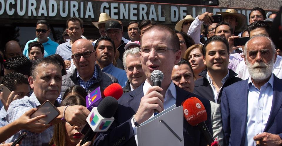 PGR muestra video de Anaya al acudir a presentar escrito; es la primera vez que expone un caso de esta forma