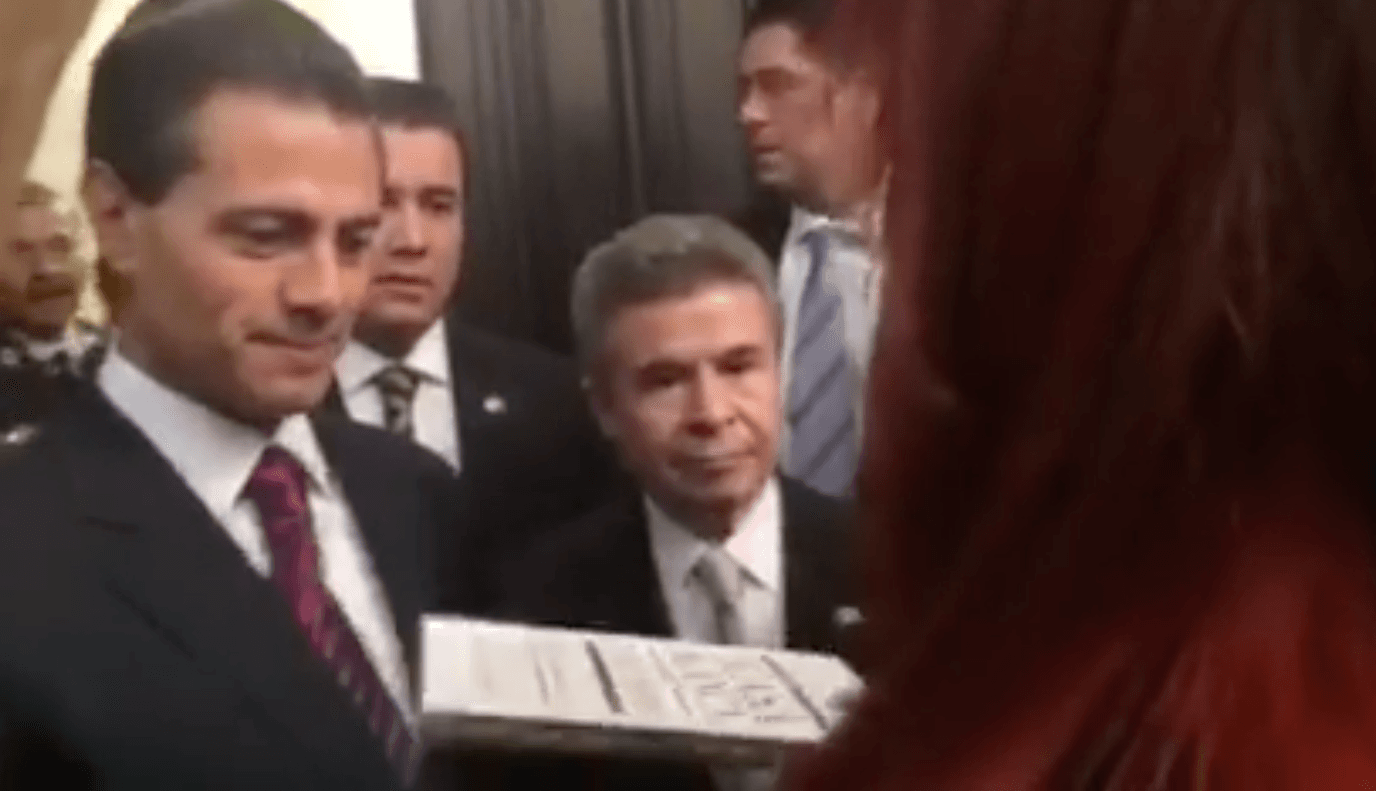 Regalan a Peña Nieto el libro de ‘La Casa Blanca’