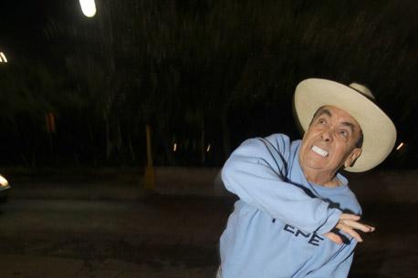 Le niegan registro en el IFE y protesta a zapatazos