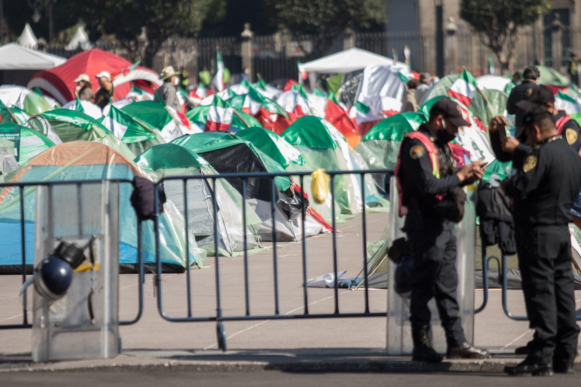 Integrantes de Frena y simpatizantes de AMLO riñen y se lanzan bombas de humo