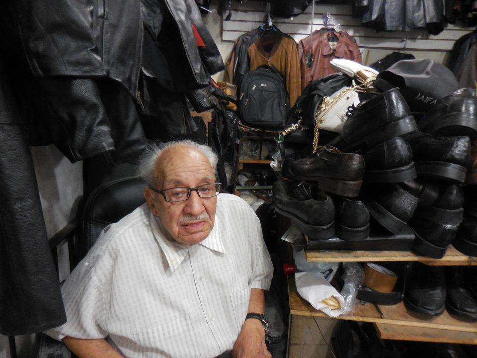 A los 94 años, Saúl no sabe si podrá pagar al INVI por el departamento que perdió el 19S