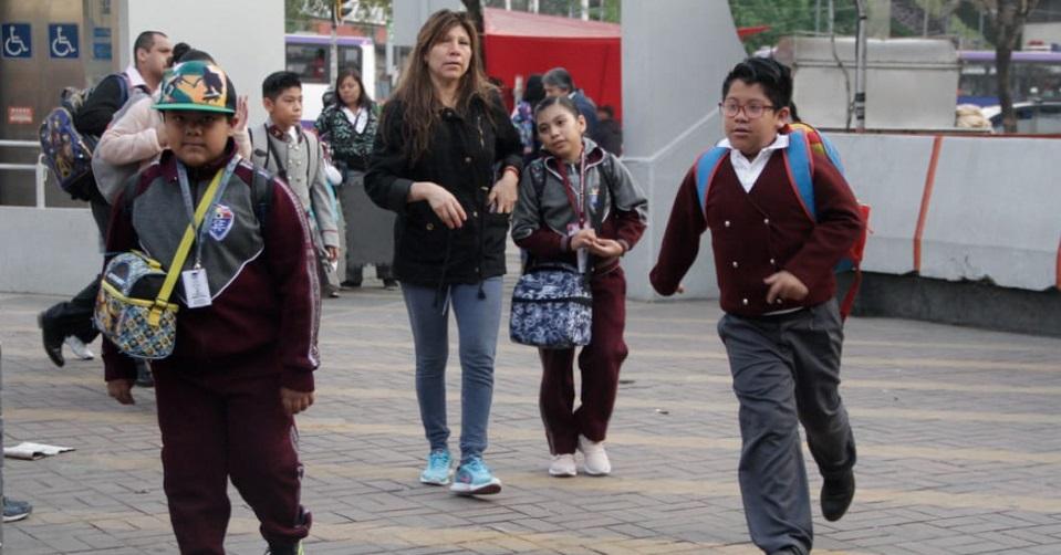 Miles vuelven a clases el lunes, tras suspensión de la contingencia ambiental