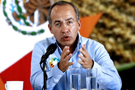 Calderón llama a concretar reformas para que la economía funcione