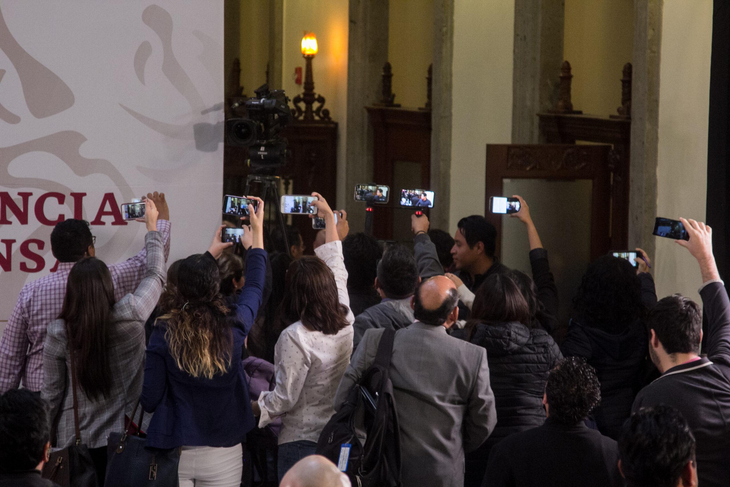 Dichos del presidente incentivan ataques a la prensa, dice ONG; AMLO niega bots a favor del gobierno