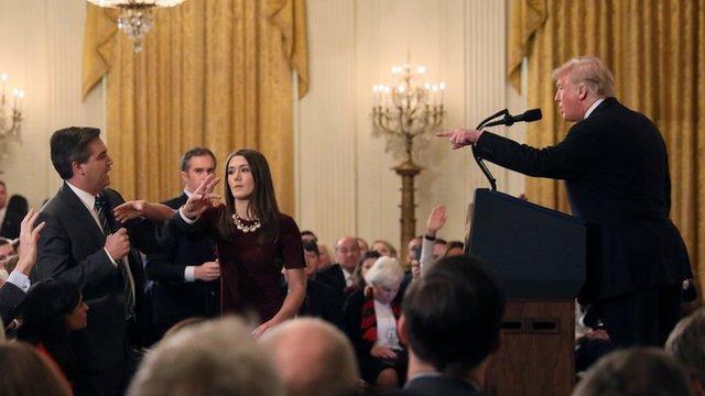 Donald Trump vs. Jim Acosta: un juez obliga a la Casa Blanca a devolver la credencial al reportero de CNN con el que Trump mantuvo una tensa discusión