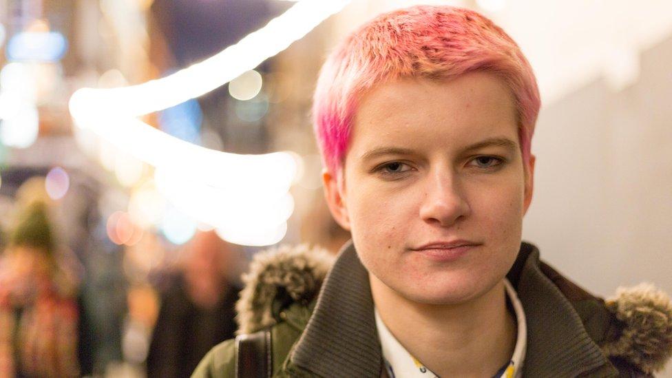 Síndrome de Tourette: “Me abofeteo la cara, me golpeo la cabeza contra la mesa”