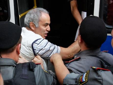 Rusia detiene a ex campeón de ajedrez; apoyaba a las Pussy Riot