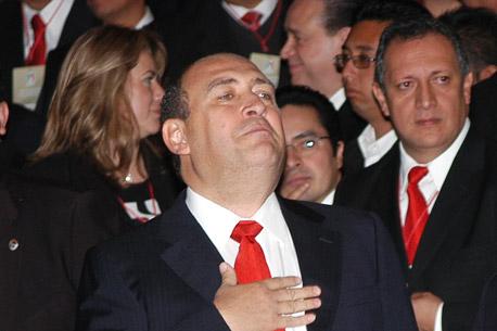 Entre protestas <i>azules</i>, asume Rubén Moreira