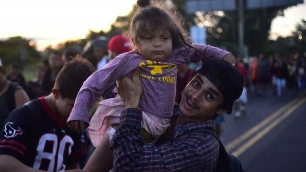 “¡Estamos felices de estar aquí!”: miles de la caravana de migrantes ya caminan por México