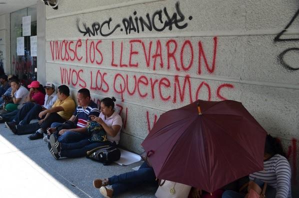 ¿Magisterio y normalistas de Guerrero luchan por lo mismo?