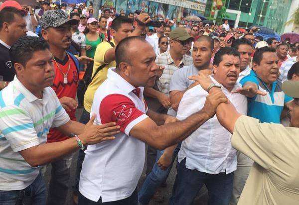 Profesores del SNTE y la CETEG se enfrentan durante una marcha en Acapulco