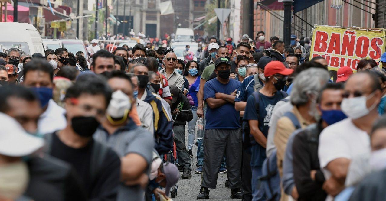 Personas hacen largas filas para ingresar al Centro de CDMX con filtros instalados por el gobierno
