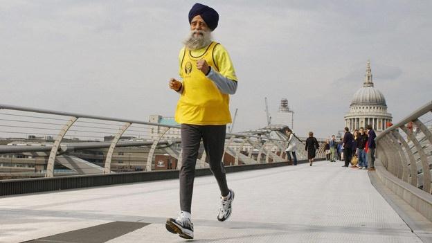 Maratonista de 100 años termina carrera en Toronto