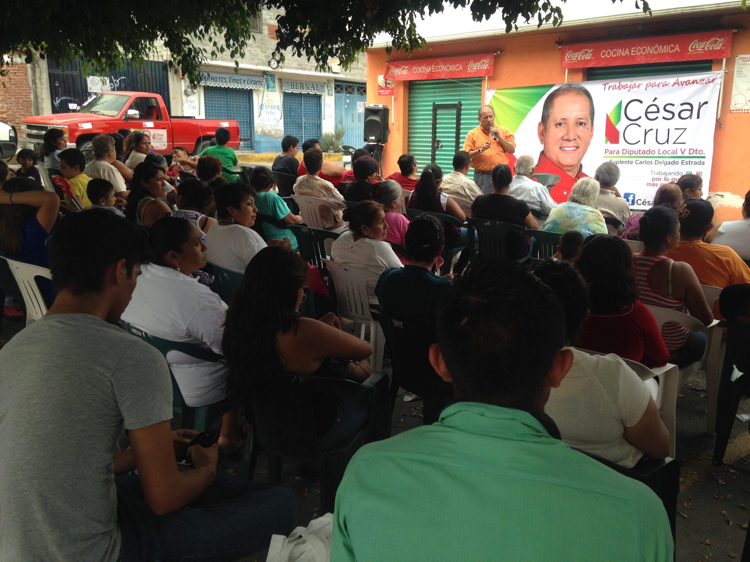 Payasos, gorras y tortilleros… así hace campaña un candidato a diputado local