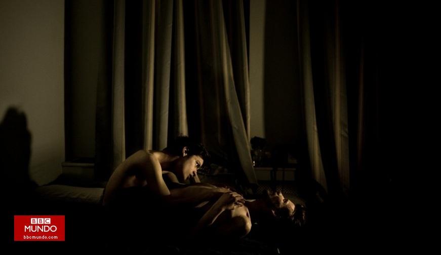 La poderosa imagen de una pareja gay en Rusia que ganó el World Press Photo
