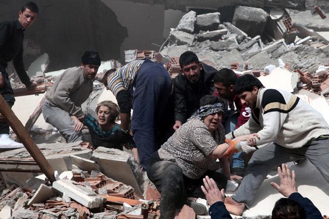 Terremoto sacude Turquía; calculan entre 500 y mil muertos
