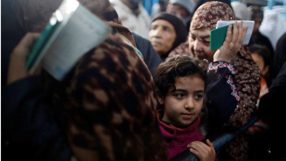“Como madre, me siento muy preocupada. Mis hijos correrán peligro”: cómo afecta a los refugiados palestinos el drástico recorte de ayuda anunciado por el gobierno de Estados Unidos