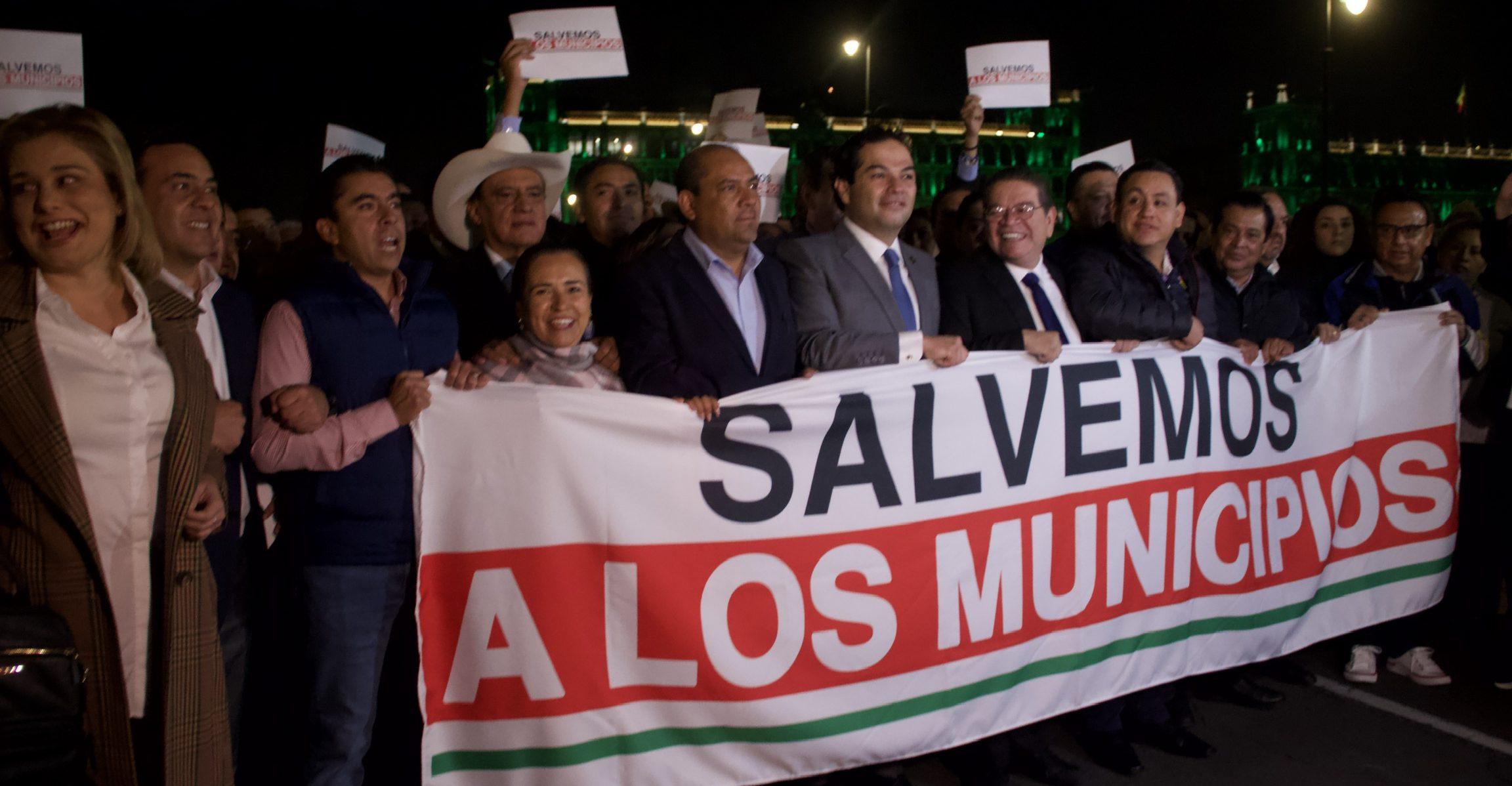 Lanzan gas lacrimógeno a alcaldes que protestaban en Palacio Nacional; había riesgo, justifica gobierno