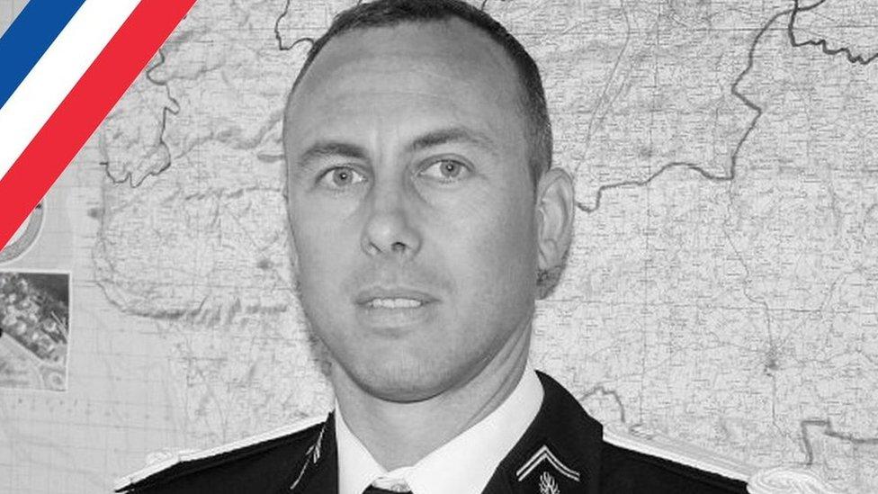 Arnaud Beltrame: el policía “héroe” que murió tras intercambiarse con una rehén en el ataque en Francia
