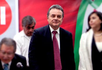 Calderón recibe al presidente del PRI en Los Pinos