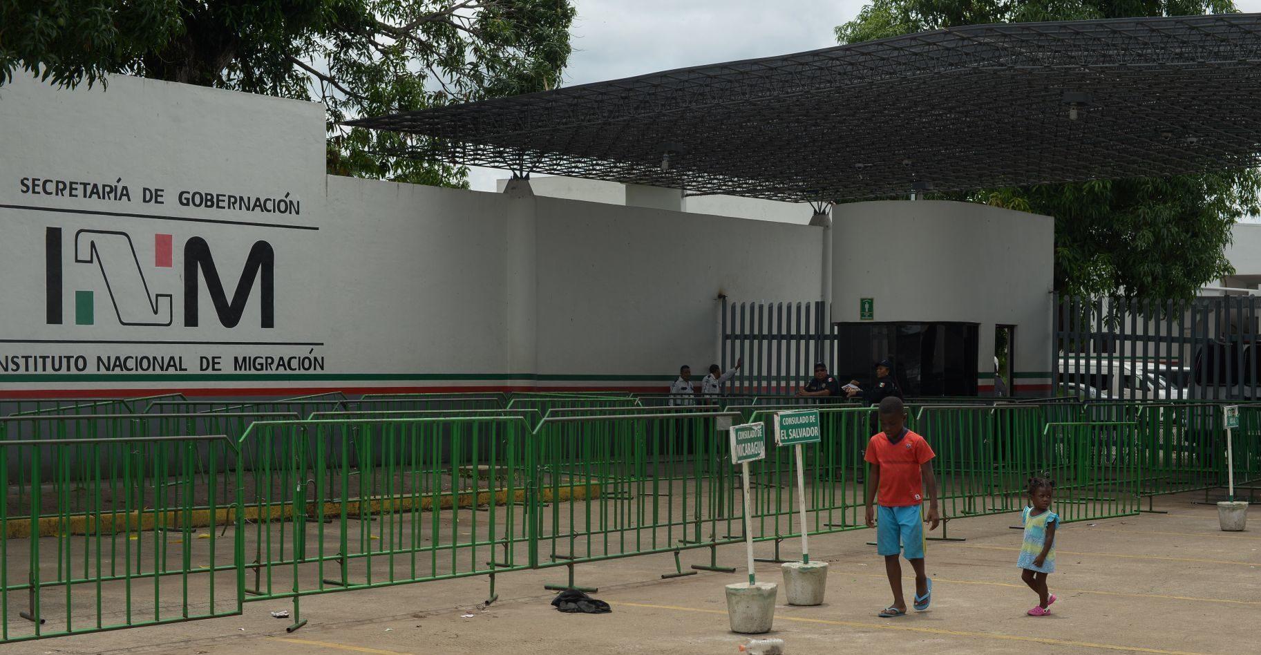 Pakistaní que pasó 41 días atrapado en el AICM fue trasladado a una estación migratoria