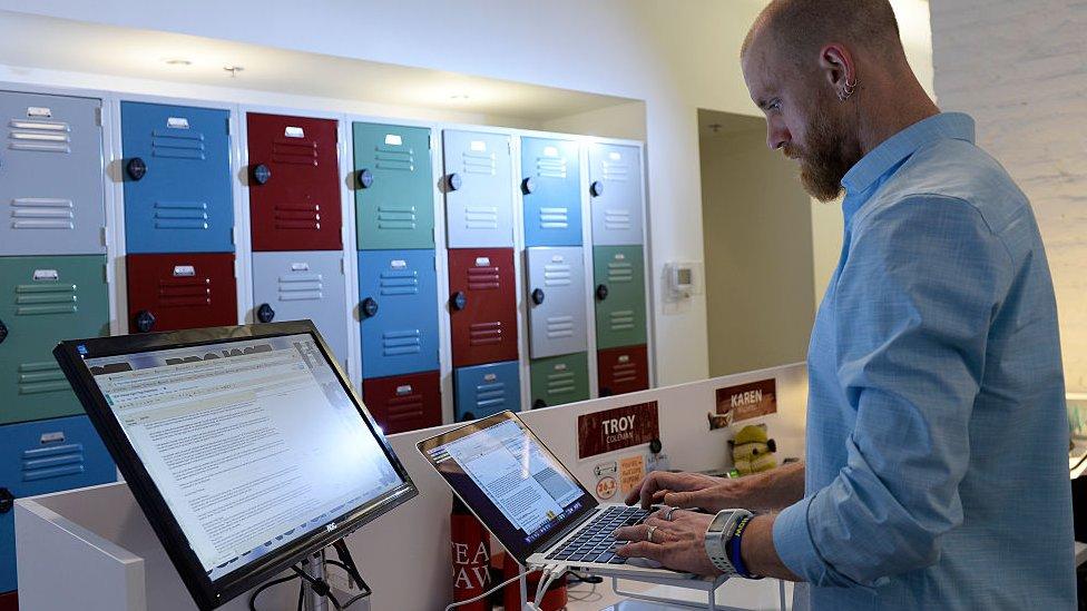 ¿Qué beneficios tienen realmente los escritorios que te permiten trabajar de pie?