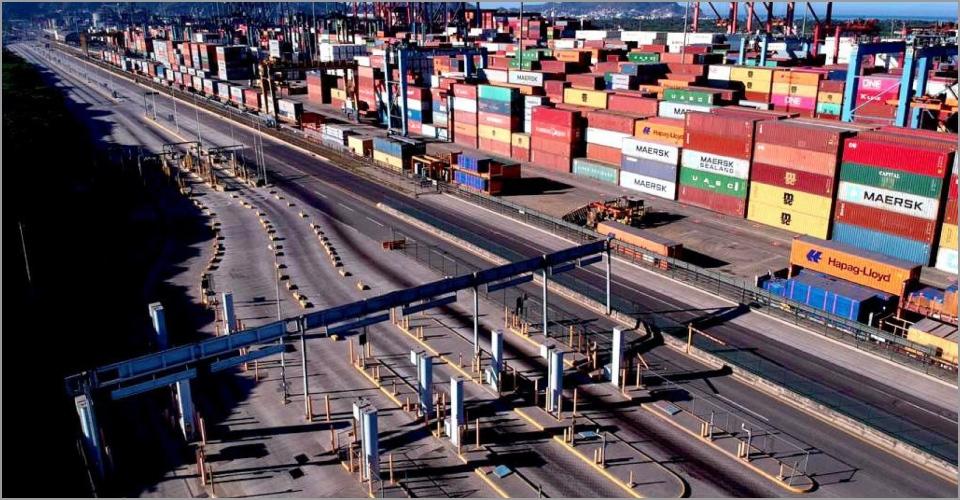 10 oficiales de comercio de aduanas designados en este gobierno son indagados por lavado, narco y contrabando